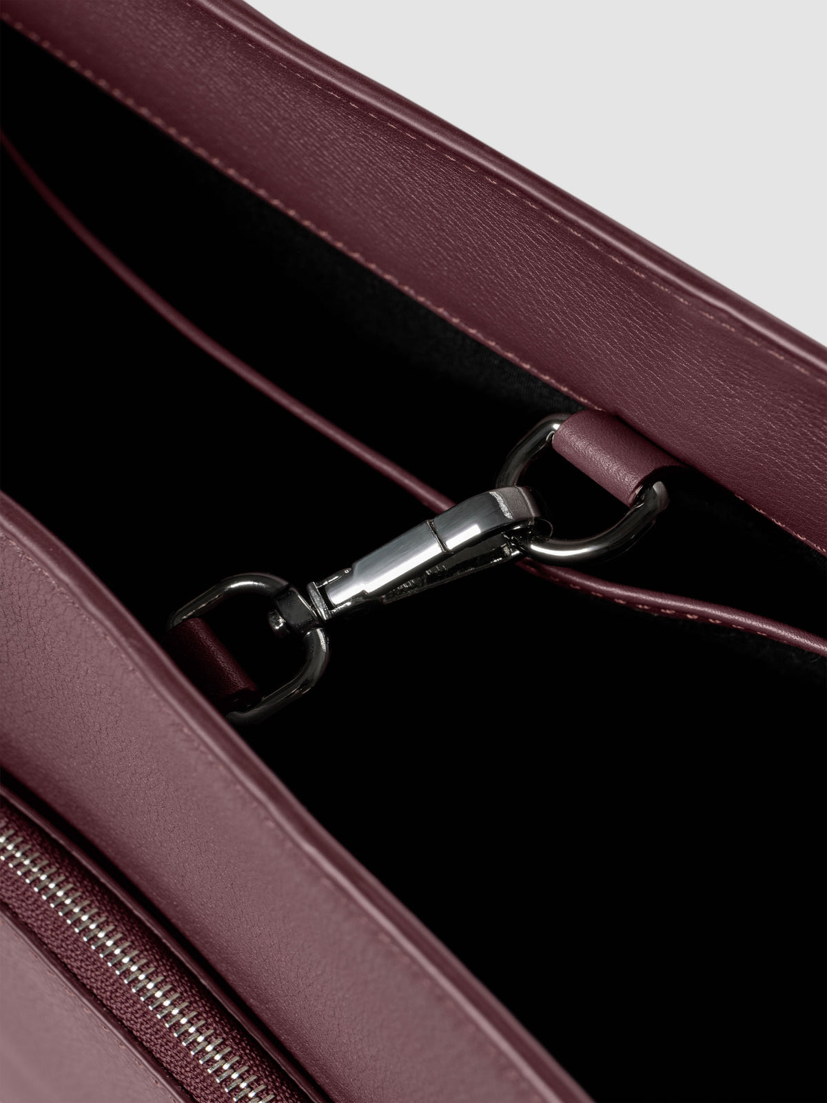 Detail view of the clip closure on The Metro Tote in the color Madrid.