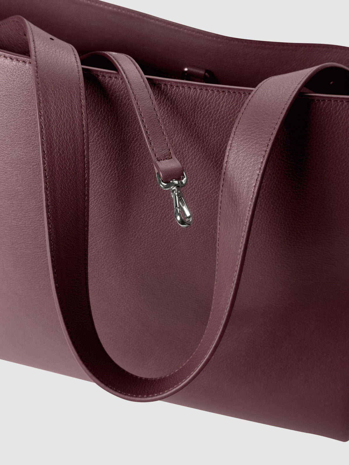 Detail view of the key leash on The Metro Tote in the color Madrid.