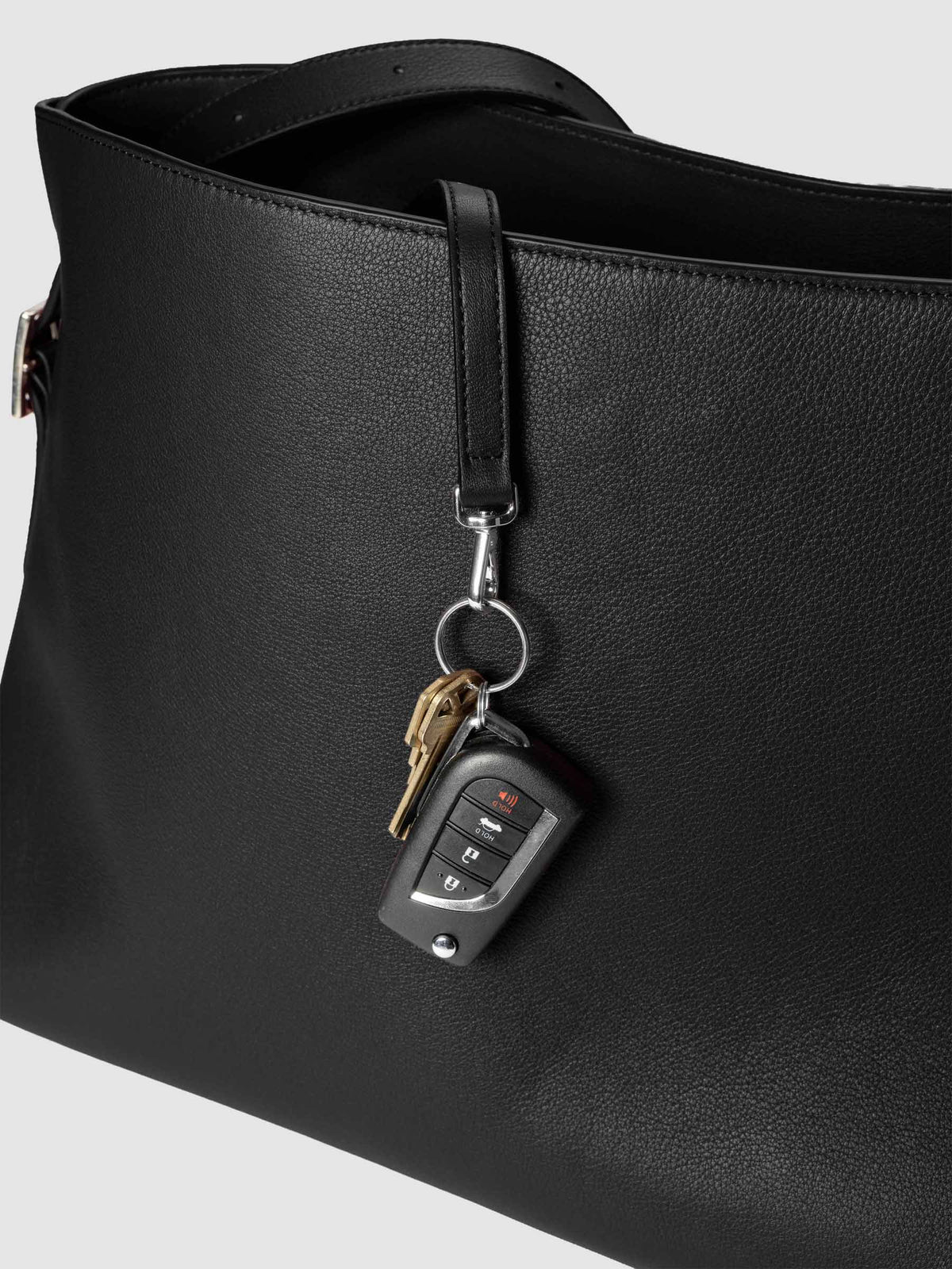 Detail view of the key leash with keys attached on The Metro Tote in the color Padrillo.