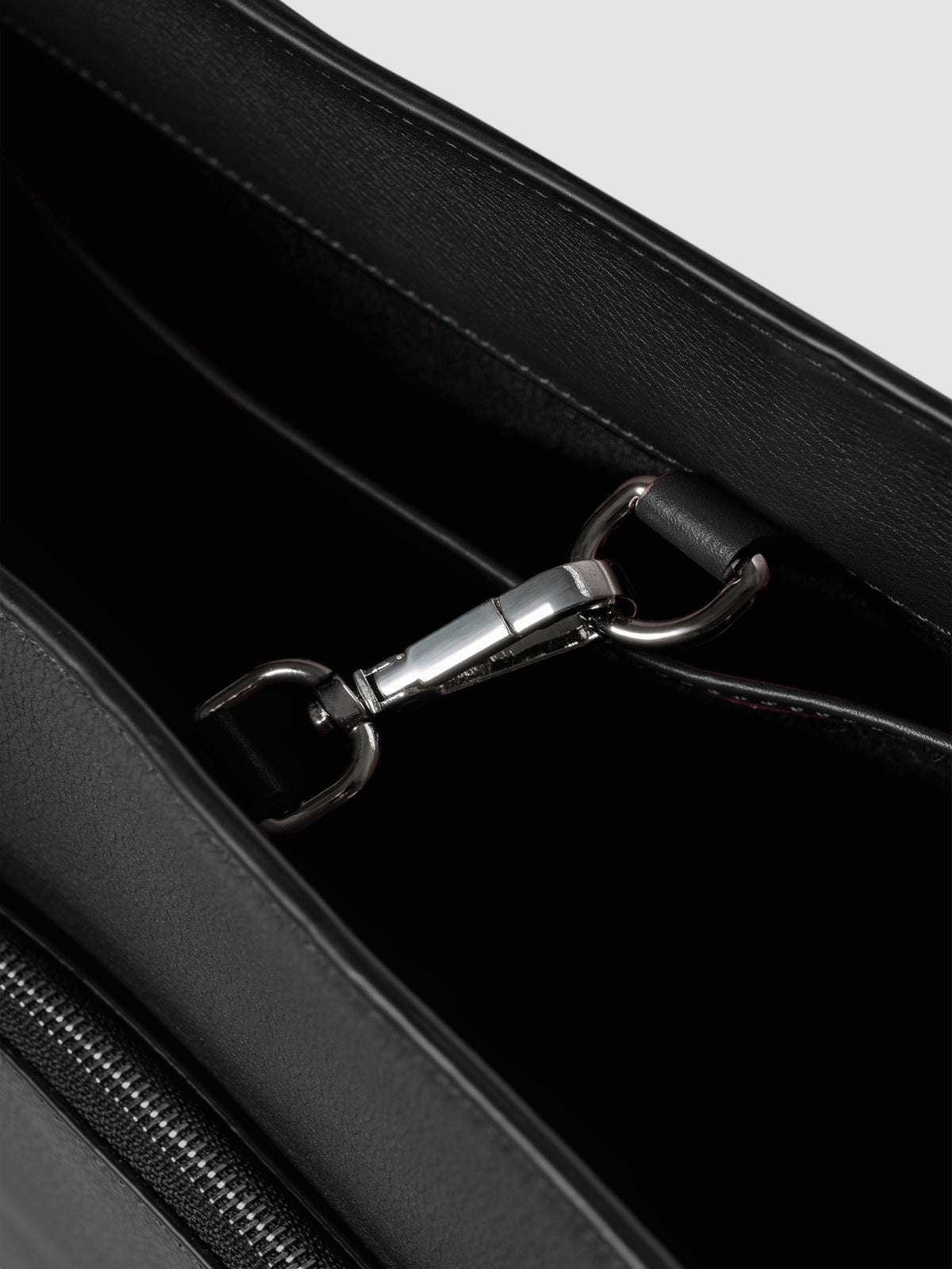 Detail view of the clip closure on The Metro Tote in the color Padrillo.