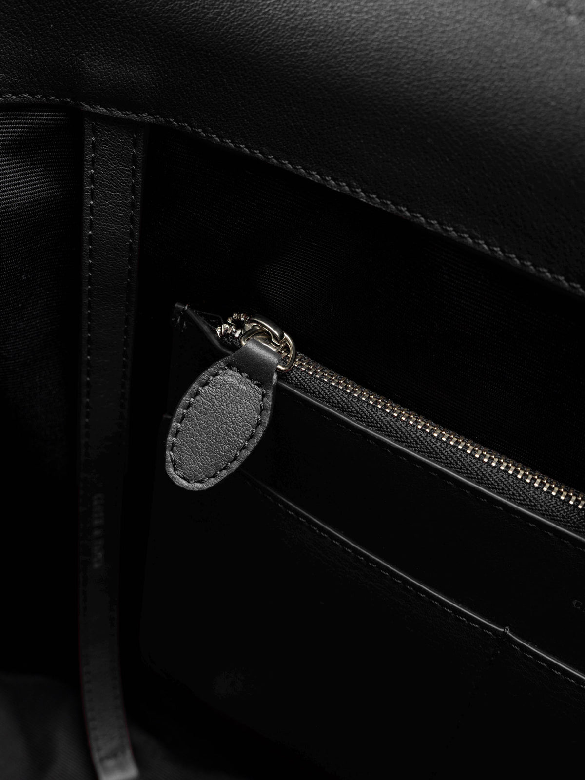Detail view of the zip closure inner pocket on The Metro Tote in the color Padrillo.