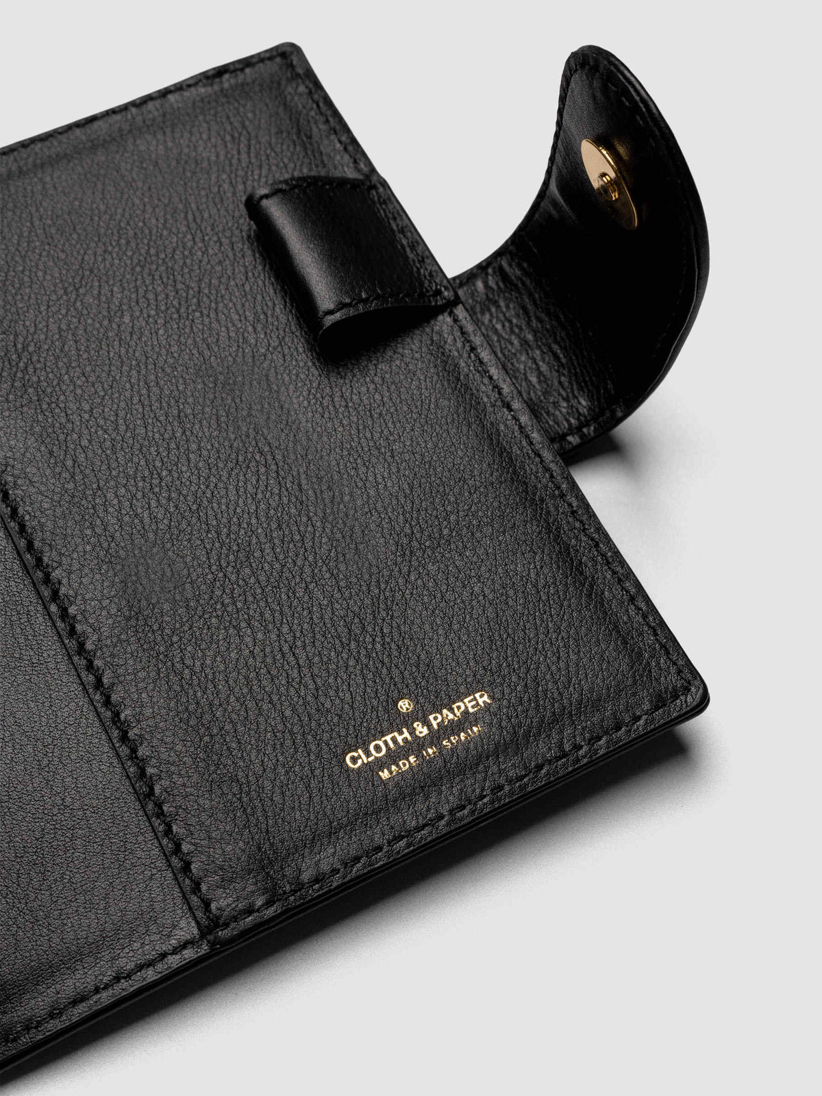 Heirloom Ring Cover Genuine Leather Pocket 6-Ring Punch in black, detail view of interior pen loop, large pocket, and closure