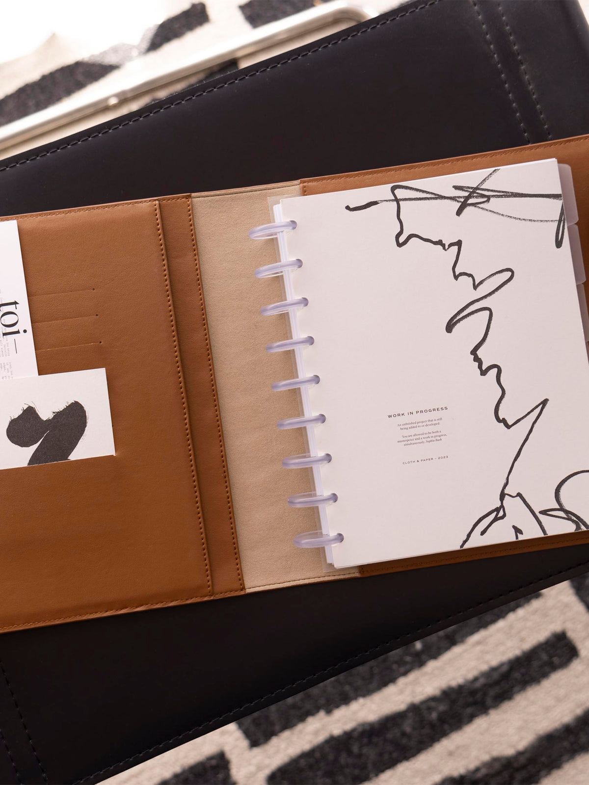 HP Classic cover displayed inside a brown leather folio with clear discs.