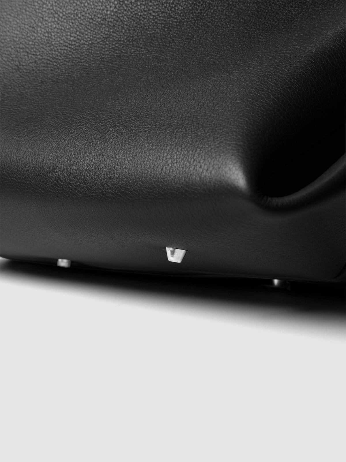 Detail view of a the bottom of The Metro Tote in the color Padrillo.