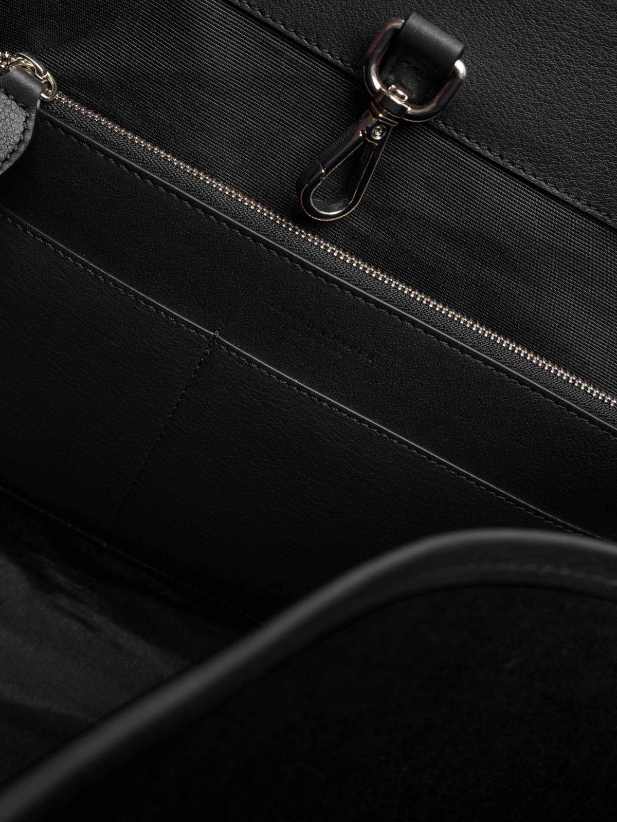 Detail view of the open pockets in The Metro Tote in the color Padrillo.