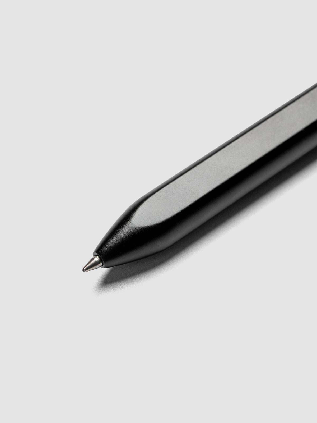 Detail view of the pen tip of the Blackwing Pen in the color black.