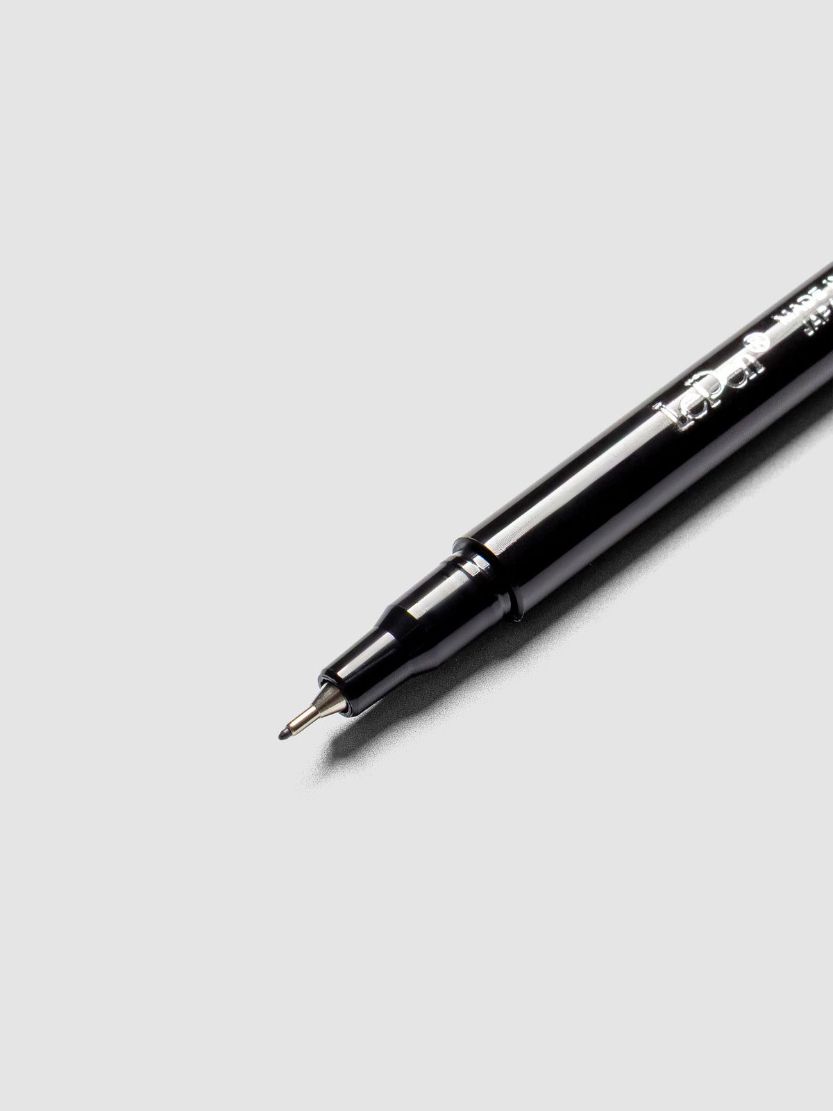 Close up of the Black Le Pen by Marvy Uchida showing the nib