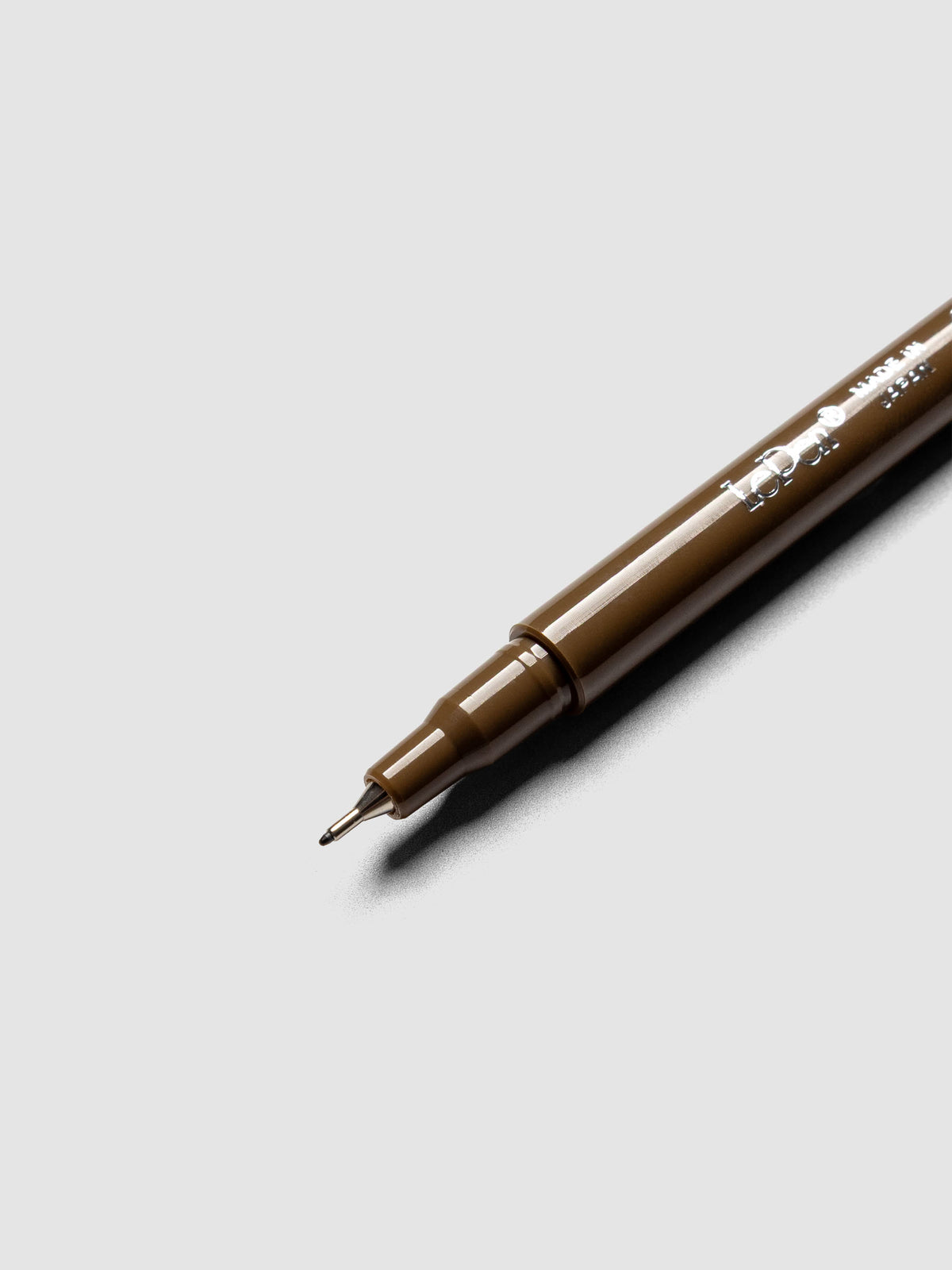 Close up of the Cocoa Le Pen by Marvy Uchida showing the nib