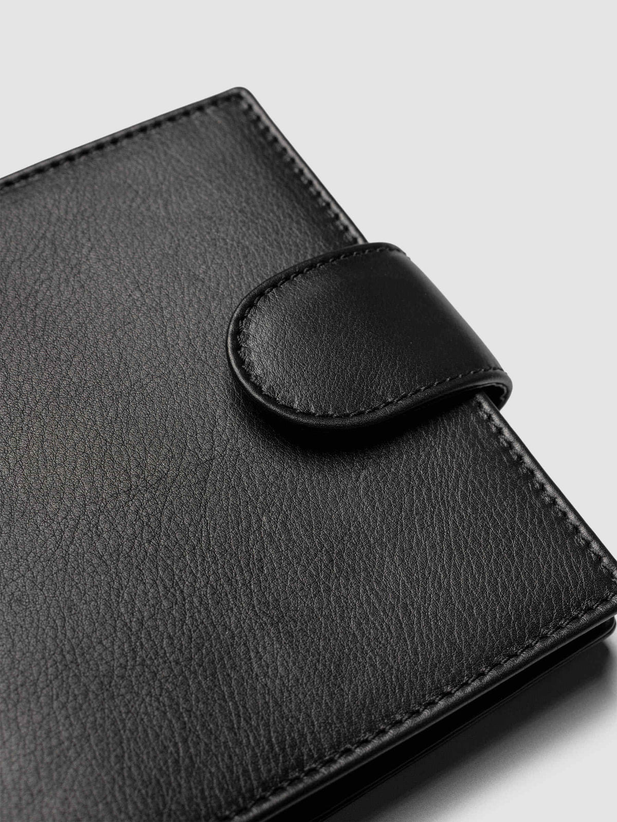 Heirloom Ring Cover Genuine Leather Pocket 6-Ring Punch in black, closed planner detail of closure band