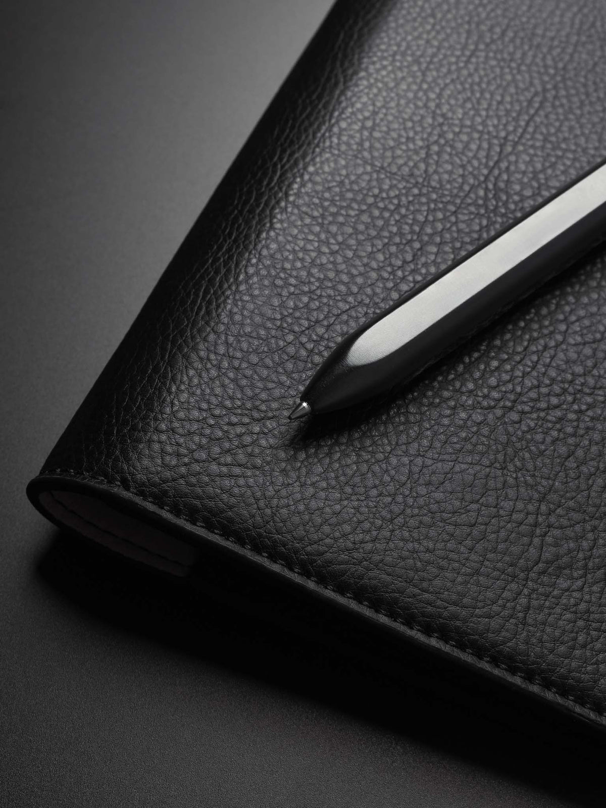 Detail shot of the tip of the Blackwing Pen in the color black.