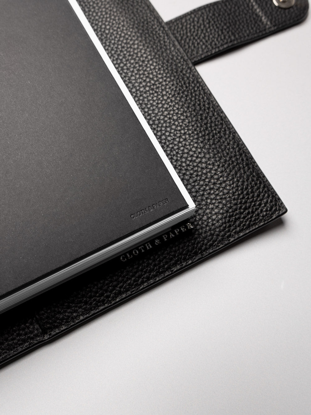 Detail view of the black planner paper pocket folder shown in size A5 6-Ring Punch